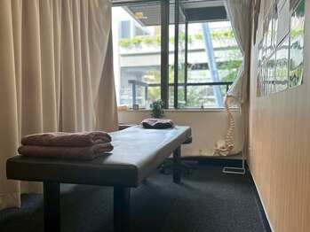 渋谷宮下パーク整体院 渋谷宮益坂整骨院/清潔で落ち着く院内【肩こり】