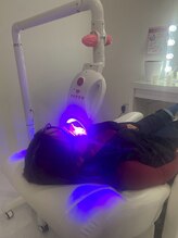 エクシアホワイトニング 中野駅北口店/照射中の様子