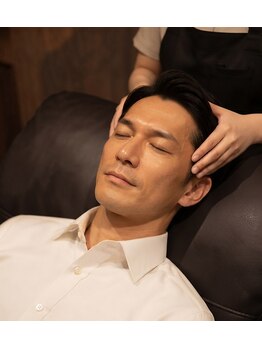 ブロウバー トウキョウ 乃木坂(brow bar tokyo)の写真/男性歓迎◎港区の完全個室ドライヘッドスパ。
夜も静かに整えられる22時まで営業。