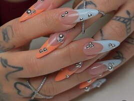 個性的フレンチとスタッズ