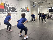 ザ ベース(the BASE)/鏡を見ながらトレーニング