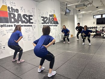ザ ベース(the BASE)/鏡を見ながらトレーニング