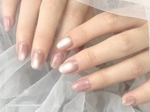 シンプルで肌馴染みの良いカラーでも、マグネットなら特別に。