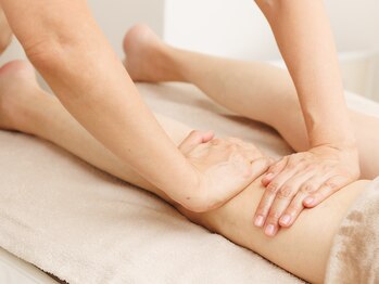 【看護師による痩身×オイルリンパマッサージサロン】ナースのロミリンパ/太ももオイルリンパ