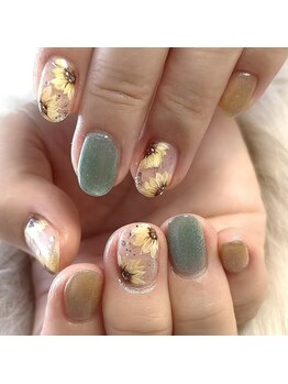 モモ(Momo)/大人ひまわりネイル