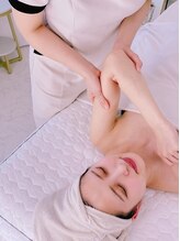 アンドモア(&more)/二の腕のマッサージ