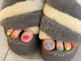 カラフルネオンフットネイル◎