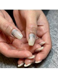 キレイ目ホワイトネイル