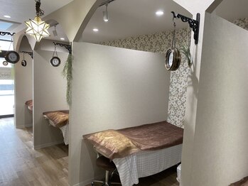 アイビー 東村山店(eyebee)の写真/【全ベッド半個室でリラックス♪】周りを気にせずゆったり過ごせる癒し空間。24時間換気システムも導入◎