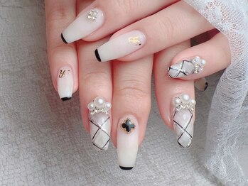 ネイルリアン(Nail lieN)/ホワイト×ビジューネイル