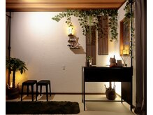 つつうらうらの雰囲気（緑と灯りが迎える癒しの受付｜お着替え、お水のご用意ございます）