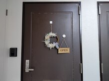 こちらのリースがサロンの目印です