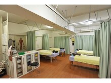 カーテン仕切りでプライベートの施術空間