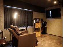 レオナルド(Leonardo)の雰囲気（アイブロウエリアは大画面TV完備で快適にお過ごしいただけます。）