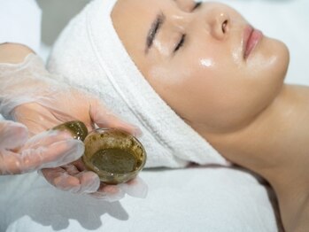クイーン ビューティーサロン 大久保本店(Queen Beauty Salon)の写真/≪初めの方にオススメ♪≫発光美肌を手に入れよう！お肌に優しいハーブピーリングで、ツルツルの素肌に☆