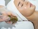 クイーン ビューティーサロン 大久保本店(Queen Beauty Salon)の写真/≪初めの方にオススメ♪≫発光美肌を手に入れよう！お肌に優しいハーブピーリングで、ツルツルの素肌に☆