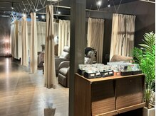 店内は落ち着いたアジアンテイストのお店です。