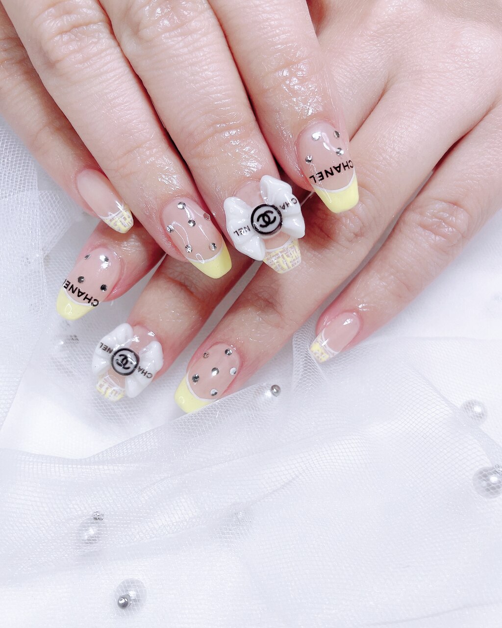 2025年-2026年冬トレンド】イエロー フレンチのネイルデザイン集｜人気