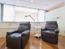 ふかふかのリクライニングチェアでリラックスしながら施術♪