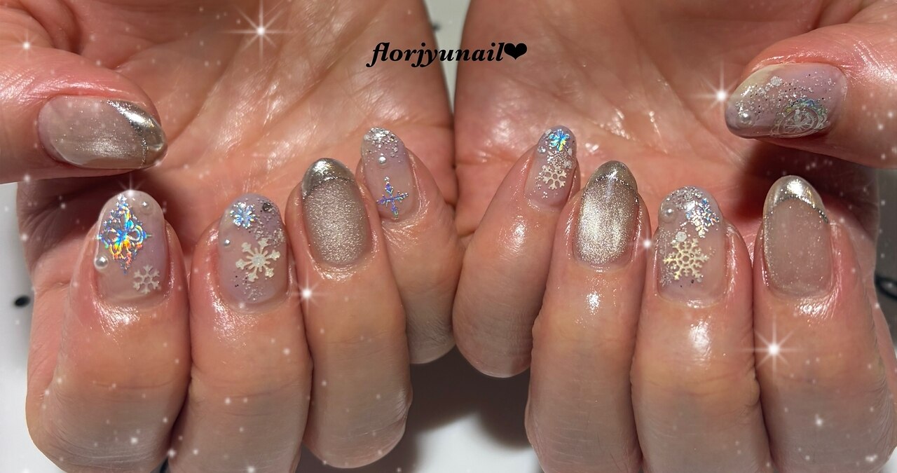 2026年冬トレンド】シルバー ハンド クリスマスのネイルデザイン集