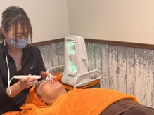 トータルエステティークミーネ(Total Esthetique MEANE)の雰囲気（メンズに一番人気のハイドロフェイシャルの施術風景です。）