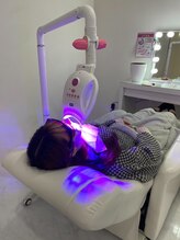 エクシアホワイトニング 中野駅北口店/照射中の様子