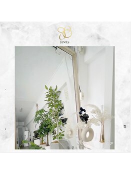 ルーツ 麻布十番店(R∞ts)/当院のロゴが入った大きな鏡で