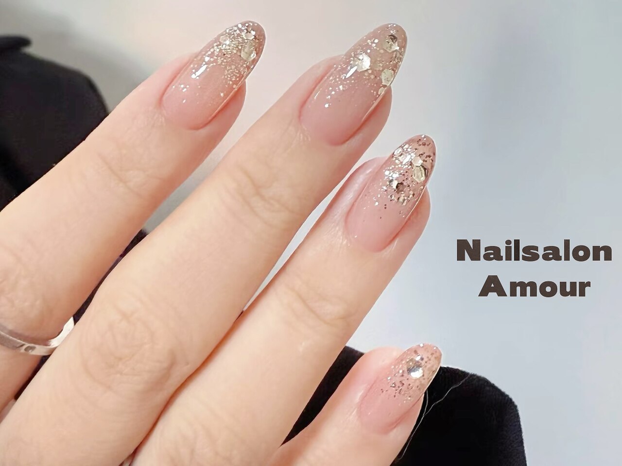 2025年秋トレンド】ベージュ ラメグラデーション ハンドのネイル