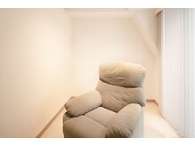 まつ毛の施術は全室個室でプライベートな空間でリラックスしながらお過ごしいただけます。