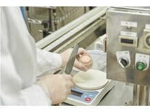 施術は国内産原料＆当ビル製造のオリジナルスキンケア製品を使用