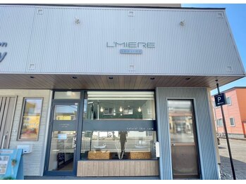 ルミエール シーサイド(L’MIERE seaside)/白い看板とガラス張り玄関が目印
