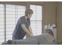 ふくまわる。