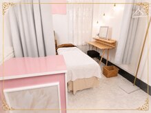 すっぴん美肌研究所 梅田本店の雰囲気（ピンクとホワイトを基調にしたカワイイ雰囲気の施術スペース♪）