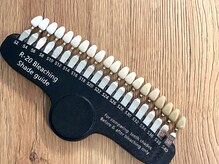 シェードガイドで歯の色味を施術前と後で確認いただきます。