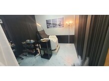 ♪施術空間♪シャンデリア綺麗です♪メイクブース付き♪