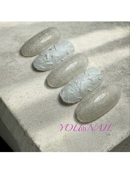 砂紋と立体美。大人の白ネイル