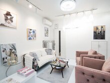 リコス(LICCO’S)の雰囲気（白を基調とした上品で落ち着いた雰囲気の店内）