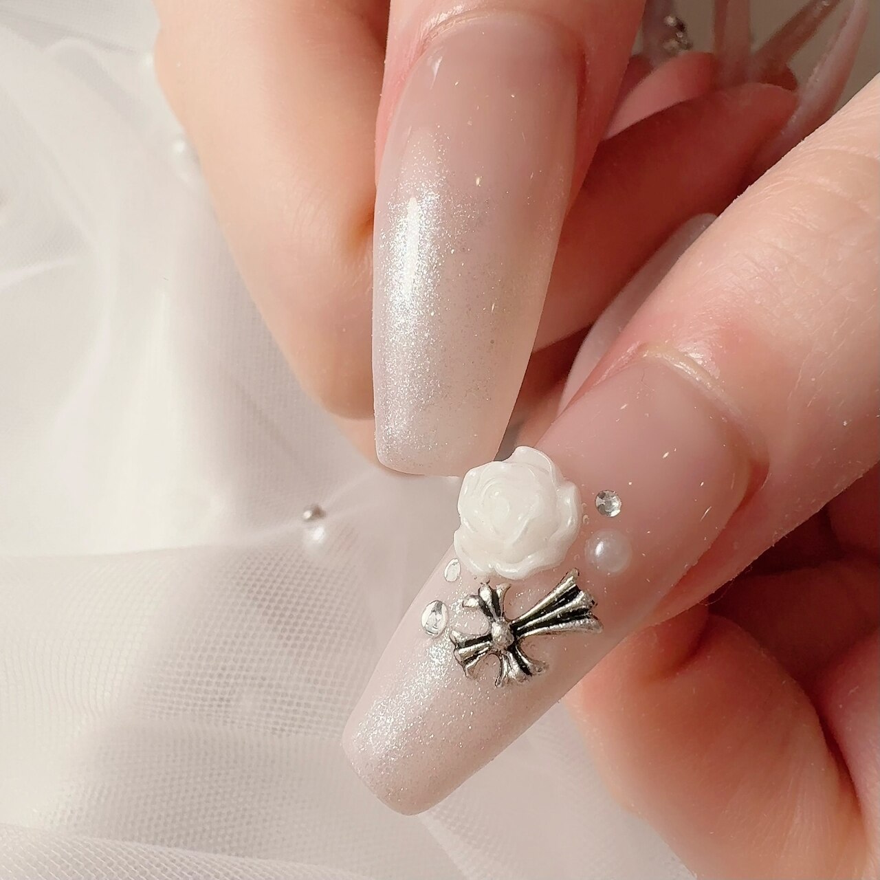 ロングネイル ホワイト ブラック 花 2025年秋トレンド】ホワイト スーパーロングのネイルデザイン集