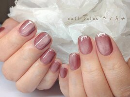 優しいボルドーマグの上品ネイル