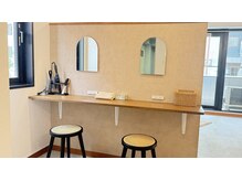 LIRIS【リリス】元町/三宮の雰囲気（メイクブースも完備。コテ、ドライヤー、アメニティ等も充実◎）