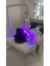 エクシアホワイトニング 中野駅北口店/照射中の様子