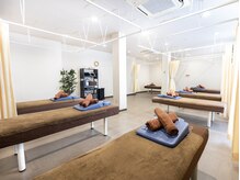 施術室は広く、各ベッドはカーテンで仕切られております