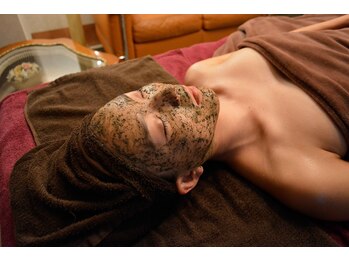 ホワイトアイ 北谷(WHITE EYE)/【肌質改善ハーブピーリング】