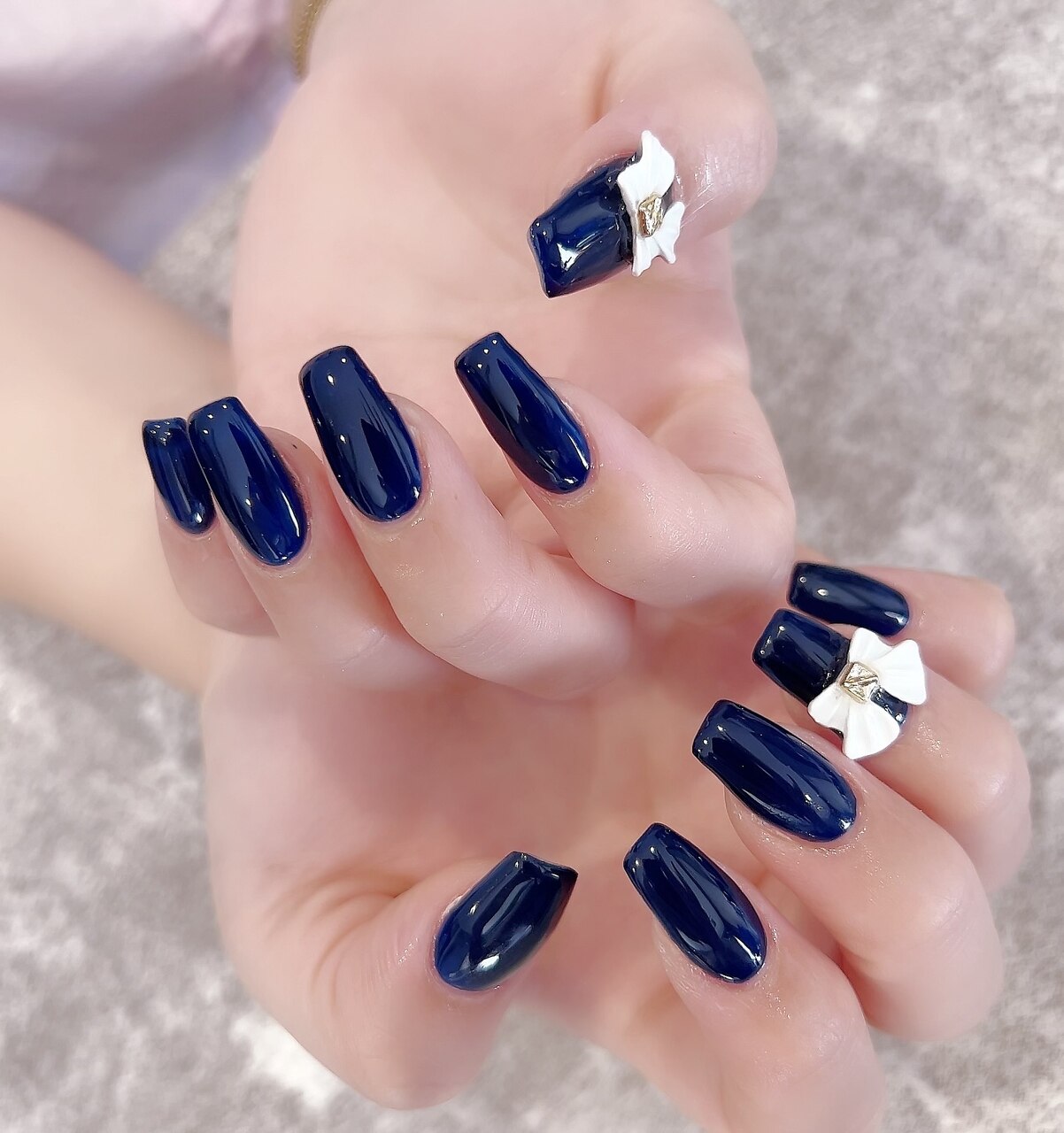 2025年-2026年冬トレンド】ネイビー ブライダルのネイルデザイン集