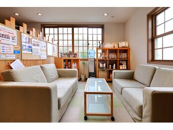 たかはし治療院/心地よい椅子や雑誌が並ぶ待合室