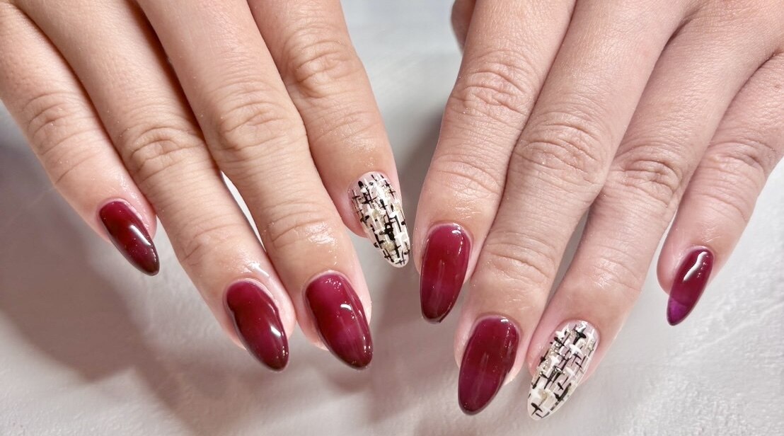 2026年冬トレンド】レッド ツイードのネイルデザイン集｜人気順｜4