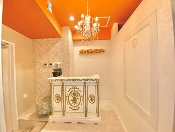 鍼灸サロンオランジュ 高槻富田院/クラシカル調にこだわった受付◆