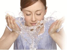 フェイシャルでは出来立て水素水を贅沢に使います♪　