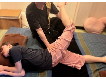 旋/タイマッサージは2人でやるヨガ