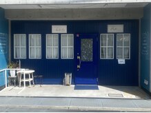 青い扉が目印のサロンです♪カフェ小町さんの向かいです。